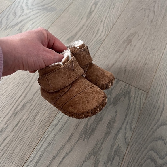 Toms Cuna Chestnut Baby Booties - Picture 9 of 12